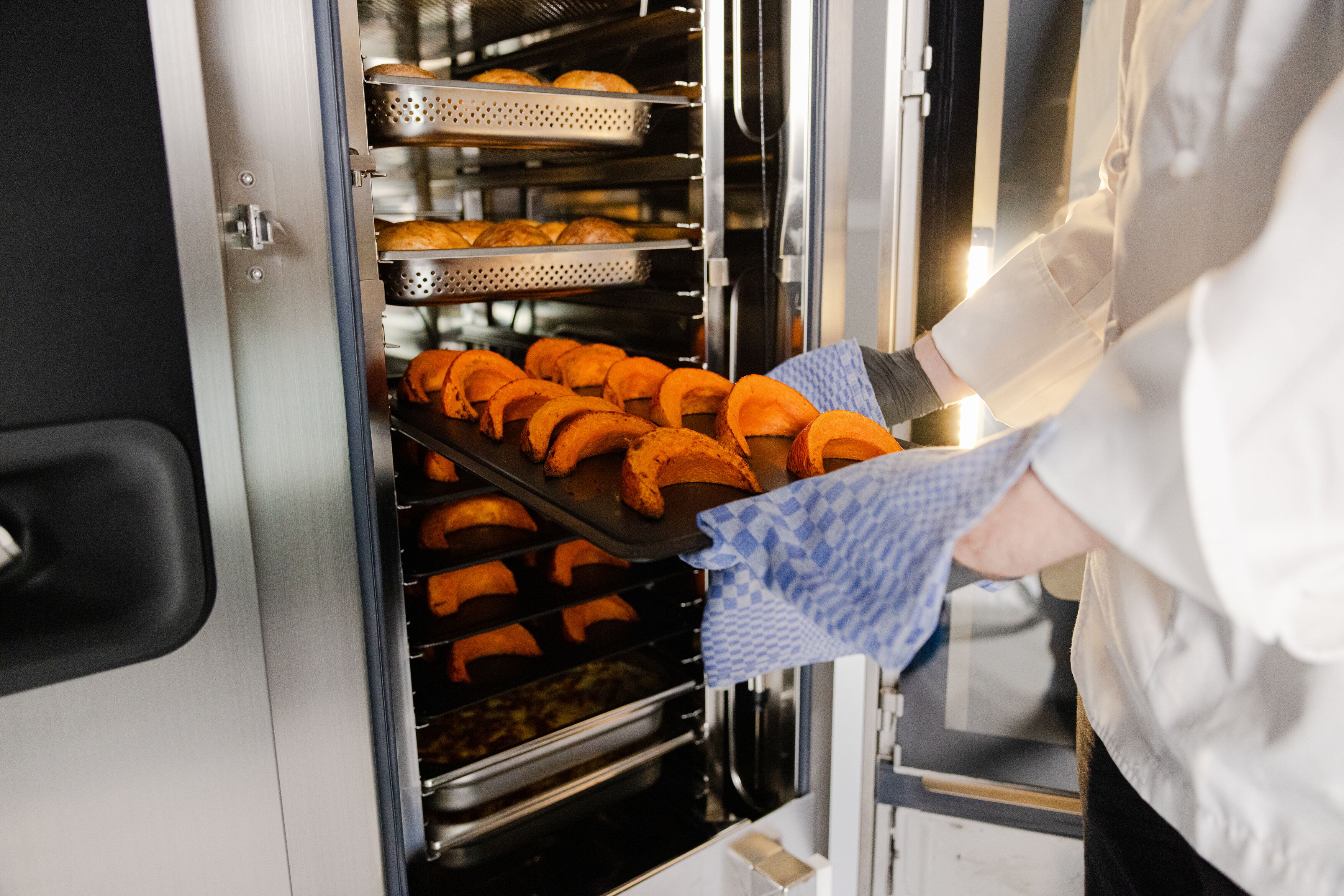 Welbilt impulsa una nueva forma de producir en cocinas profesionales de gran volumen con el nuevo horno mixto de carro Convotherm maxx